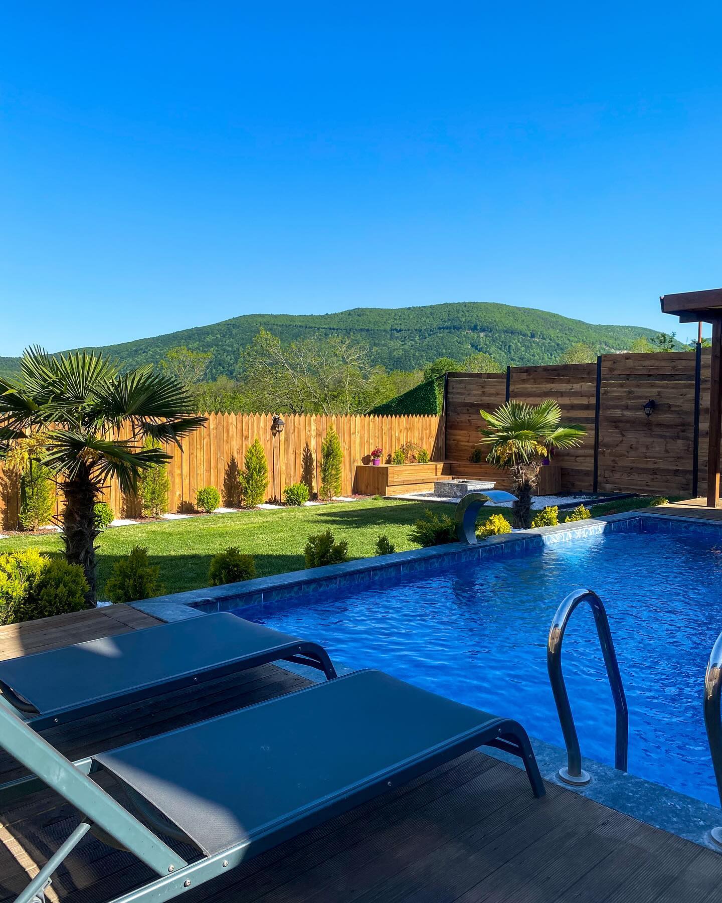 Gündüz Havuz Manzarası